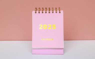 2025 takvimi pembe arka planda izole edilmiş. Takvim ve Not Defteri Mutlu yıllar 2025. 2025 Yeni Yıl Kararları Hedef, Plan ve Eylem Konsepti