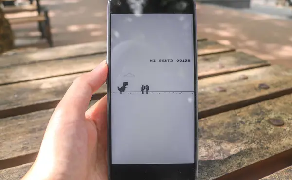 Endonezya - 5 Aralık 2024: Akıllı telefon ekranında Google kromunda dinozor oyunu. İnternet bağlantısı olmayan tarayıcı sayfası. Google tarayıcısında dinazor oyunları oyna.