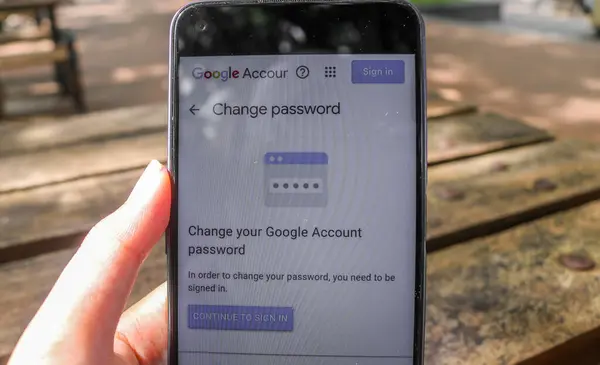Endonezya - 5 Aralık 2024: Akıllı telefon ekranında hesap işaretini sayfa sayfa değiştir. Google hesap şifresini unuttum. Laptop klavyesinde duran akıllı telefon ekranındaki Google logosu