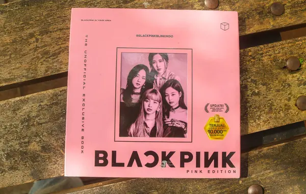 Endonezya - 5 Aralık 2024: Bahçe masasında siyah pembe kitaplar. Güney Koreli KPop şarkıcılarının kitapları. Güney Kore BlackPink müzik grubunun fotoğrafçısı.