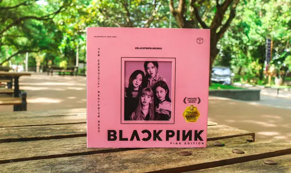 Endonezya - 5 Aralık 2024: Bahçe masasında siyah pembe kitaplar. Güney Koreli KPop şarkıcılarının kitapları. Güney Kore BlackPink müzik grubunun fotoğrafçısı.