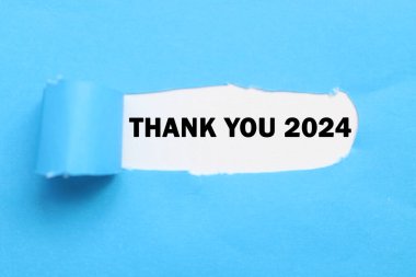 Mavi yırtık kağıt üzerinde 2024 'e teşekkürler. Elveda 2024. Mutlu yıllar.