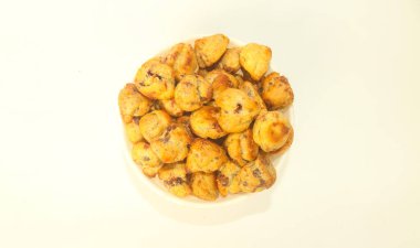 İçi çikolata dolu Choux Pastası beyaz arka planda izole edilmiş bir kaseyle servis ediliyor. Çikolatalı choux keki yuvarlaktır.