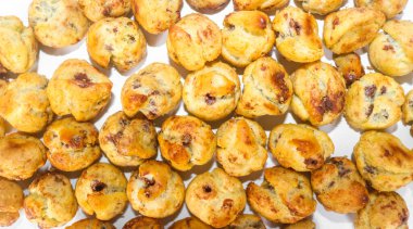 Soes Pastası Koleksiyonu ya da Choux Pastası. İçi çikolata dolu. Beyaz arka planda izole edilmiş. Çikolatalı choux keki yuvarlaktır.