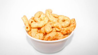 Beyaz arka planda izole edilmiş beyaz bir kasede servis edilen kızarmış makarna. Endonezya 'da kızarmış makarna.