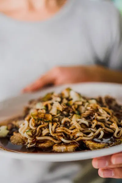 Birisi daha yakın açılı lüks bir pempek lenggang tabağı sergiliyor.