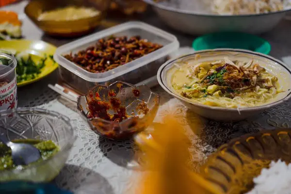 Soto yemeği için bir dizi meze.