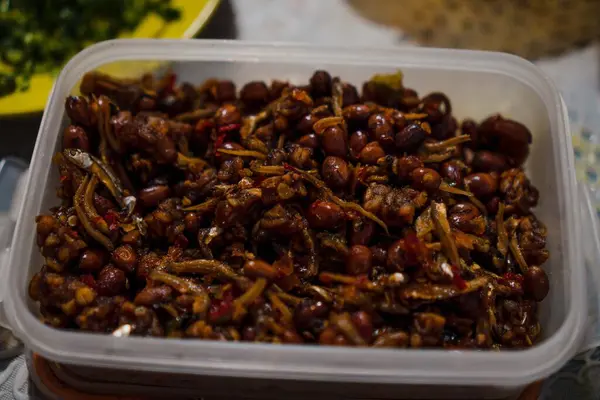 Fıstıklı bir kutu lezzetli kızarmış tempeh.