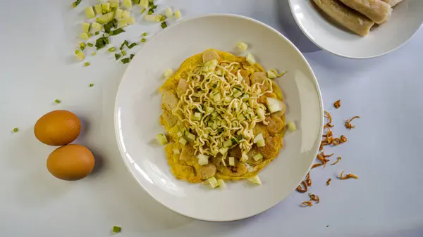 Yumurtayla süslenmiş bir tabak pempek lenggang.