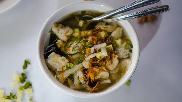 Tepeden tırnağa bir kase tekvandan yakın çekim.