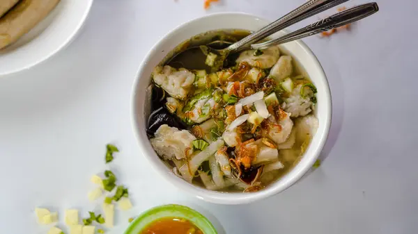 Çeşitli süslerle dolu lezzetli bir kase tekwandı, tepeden tırnağa fotoğraflanmıştı.