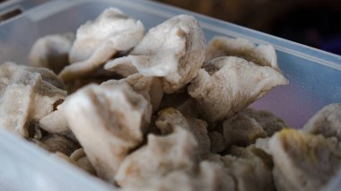 İçinde satılık yumurta pempek olan bir kutu.