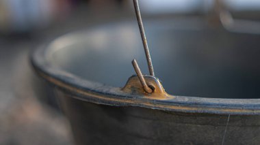 Kovanın sapında paslı bir kanca