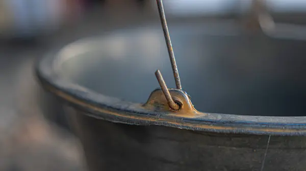 Kovanın sapında paslı bir kanca