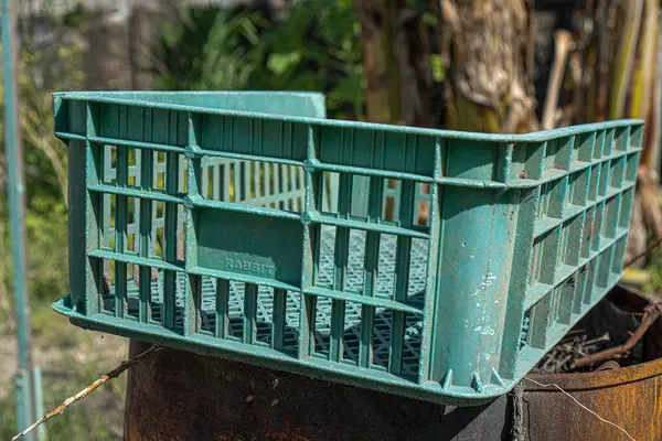 Terk edilmiş plastik bir sepet