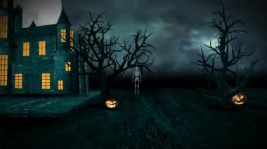 Perili Ev ve Balkabaklarıyla Ürkütücü Cadılar Bayramı Gecesi Sahnesi.