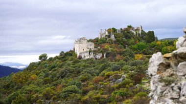 Fransa 'nın eski bir köyü olan Chateauneuf Villevielle' in kalıntıları. Fotoğraf Aralık ayında, sisli bir sonbahar sabahında çekildi..
