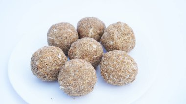 Gond methi ke laddoo. Tatlı Dink laddu, Marathi dilinde Dinkache ladu olarak da bilinir. Kızarmış meyve, FenuGreek tohumu, Khaskhas, yenilebilir sakız, Garden Cress tohumları, şeker gibi tarifler. Boşluğu kopyala.
