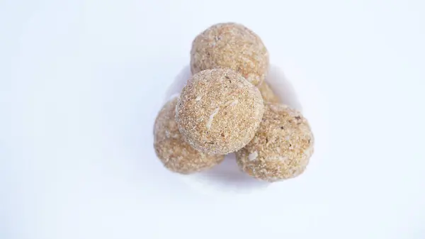 Gond methi ke laddoo. Tatlı Dink laddu, Marathi dilinde Dinkache ladu olarak da bilinir. Kızarmış meyve, FenuGreek tohumu, Khaskhas, yenilebilir sakız, Garden Cress tohumları, şeker gibi tarifler. Boşluğu kopyala.