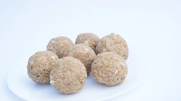 Gond methi ke laddoo. Tatlı Dink laddu, Marathi dilinde Dinkache ladu olarak da bilinir. Kızarmış meyve, FenuGreek tohumu, Khaskhas, yenilebilir sakız, Garden Cress tohumları, şeker gibi tarifler. Boşluğu kopyala.