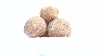 Gond methi ke laddoo. Tatlı Dink laddu, Marathi dilinde Dinkache ladu olarak da bilinir. Kızarmış meyve, FenuGreek tohumu, Khaskhas, yenilebilir sakız, Garden Cress tohumları, şeker gibi tarifler. Boşluğu kopyala.