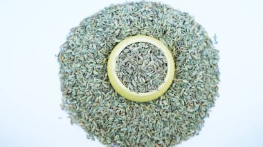 Sağlıklı Rezene Tohumu veya Saunf Hint Yemeği. Beyaz Arkaplanda İzole Edilmiş