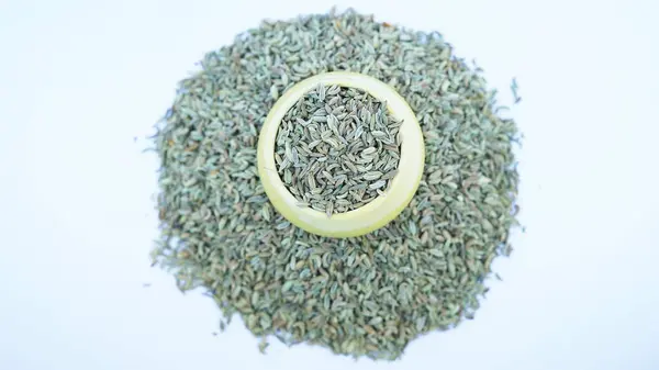 Sağlıklı Rezene Tohumu veya Saunf Hint Yemeği. Beyaz Arkaplanda İzole Edilmiş