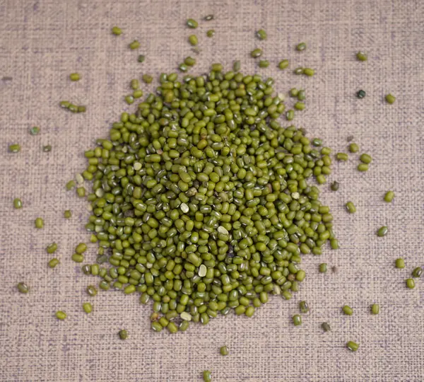 Kuru Çiğ Mung Fasulyeleri İzole, Vigna Radyasyon Tohumları Yığını, Maash veya Moong Top Manzarası, Kahverengi Arkaplan