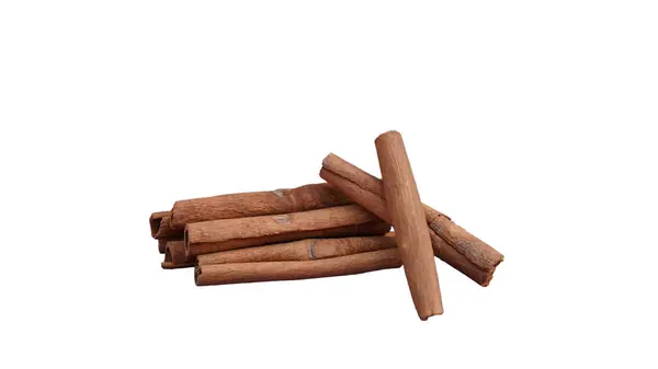 Tarçın çubuğu beyaz arkaplanda izole edildi