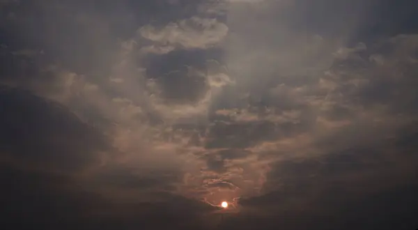 Turuncu, sarı güneş ışığı ve tüylü bulutlarla güzel bir doğa sabahı. Gün batımında ya da gündoğumunda bulutlu güzel renkli dramatik gökyüzü.