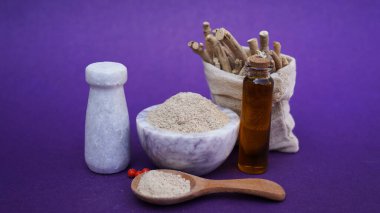 Ashwagandha Kuru Kök, Withania Somnifera, Ashwagandha, Indian Ginseng, Poison Gooseberry veya Winter Cherry olarak da bilinir. Mor Arkaplanda İzole Edildi.