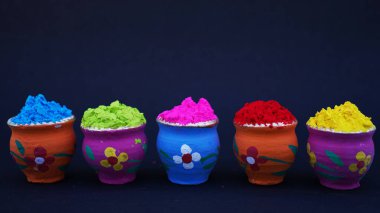 Canlı bir şenlik arkaplan ile dekore edilmiş kaplarda Holi Renkleri