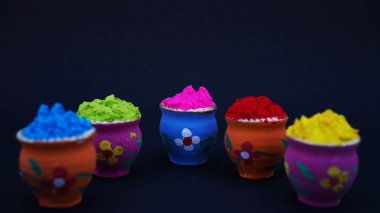 Canlı bir şenlik arkaplan ile dekore edilmiş kaplarda Holi Renkleri