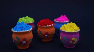 Canlı bir şenlik arkaplan ile dekore edilmiş kaplarda Holi Renkleri