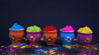 Canlı bir şenlik arkaplan ile dekore edilmiş kaplarda Holi Renkleri
