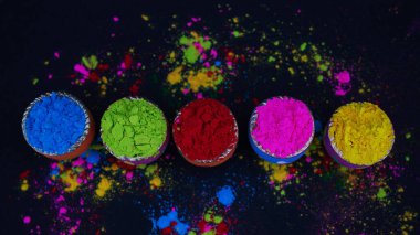 Canlı bir şenlik arkaplan ile dekore edilmiş kaplarda Holi Renkleri