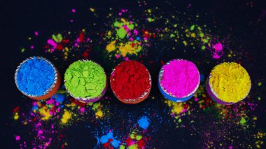 Canlı bir şenlik arkaplan ile dekore edilmiş kaplarda Holi Renkleri
