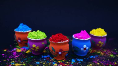 Canlı bir şenlik arkaplan ile dekore edilmiş kaplarda Holi Renkleri