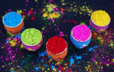 Canlı bir şenlik arkaplan ile dekore edilmiş kaplarda Holi Renkleri