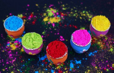 Canlı bir şenlik arkaplan ile dekore edilmiş kaplarda Holi Renkleri