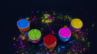 Canlı bir şenlik arkaplan ile dekore edilmiş kaplarda Holi Renkleri