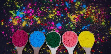 Holi Festivali Renkleri Canlı Arkaplanda Tahta Kaşıklar ile Görünür
