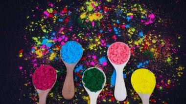 Holi Festivali Renkleri Canlı Arkaplanda Tahta Kaşıklar ile Görünür