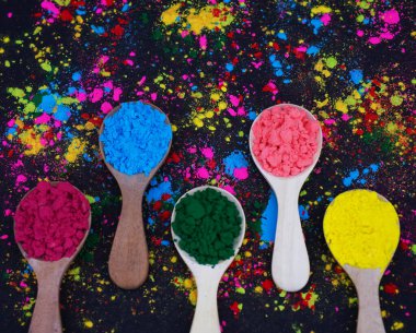 Holi Festivali Renkleri Canlı Arkaplanda Tahta Kaşıklar ile Görünür