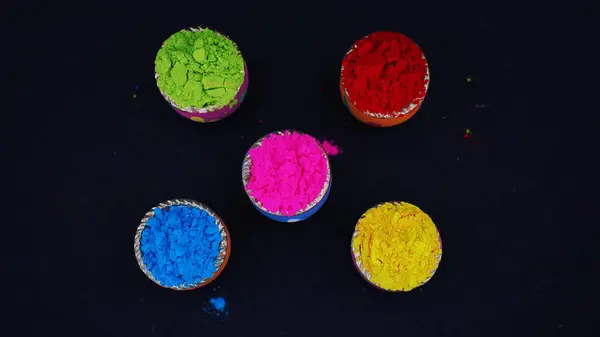Canlı bir şenlik arkaplan ile dekore edilmiş kaplarda Holi Renkleri