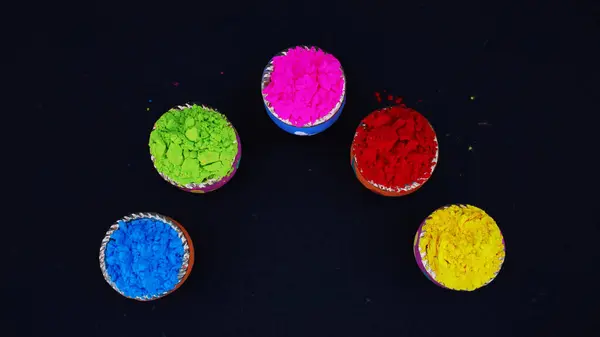 Canlı bir şenlik arkaplan ile dekore edilmiş kaplarda Holi Renkleri