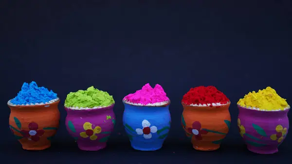 Canlı bir şenlik arkaplan ile dekore edilmiş kaplarda Holi Renkleri
