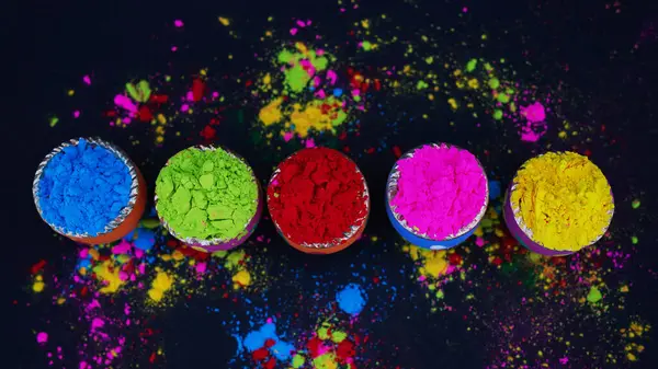 Canlı bir şenlik arkaplan ile dekore edilmiş kaplarda Holi Renkleri