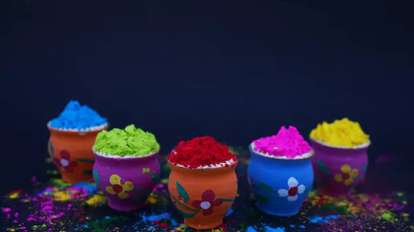 Canlı bir şenlik arkaplan ile dekore edilmiş kaplarda Holi Renkleri