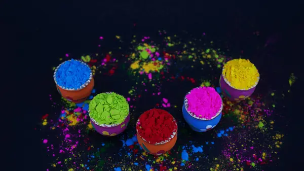 Canlı bir şenlik arkaplan ile dekore edilmiş kaplarda Holi Renkleri